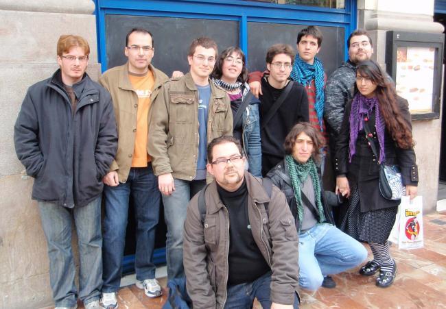 Foto de grupo en la puerta del fosters