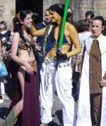 Aqui vemos a una Twi-Lek llevando a la princesa Leia ante Jabba el Hutt
