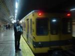 6. En el andén de metro o subterráneo haciéndo autostop a un tren que se va