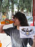 25- Bebiendo "Mirinda".