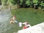 27-Nadando en un río o laguna, pero no en una piscina o la playa. 