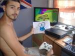 36- Jugando a la play con un mando de la Xbox