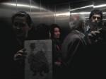77. Dentro de un ascensor lleno de gente.
