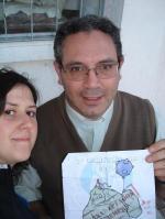 71. Con un sacerdote y que el logo lo sostenga él