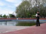 37. Pescando en una piscina pública y con algo de cebo en la caña de pescar.