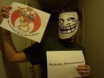 91. Con una careta de Trollface y un cartel que diga 