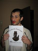 27.- Un participante umbriano de sexo masculino con los labios pintados de color rojo chillón, rimmel y colorete.