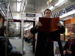 67. Leyendo. Biblia. Metro.