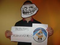 91. Con una careta de Troll Face y un cartel que diga Problems, Organizadores?