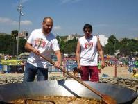 Foto 20: Mientras se está cocinando una paella gigante.