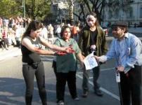 13. [VÍDEO] Tres personas cantando y bailando 