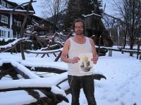 68. En la nieve con una camiseta de tirantes