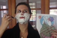 PRUEBA 95: Una umbriana afeitándose la cara