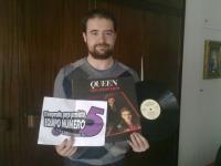 51. Con un disco de vinilo de la banda inglesa Queen (mostrar disco y portada)