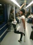 89. Una persona bailando con el agarrador vertical del metro como si de una barra de striptease se tratase, cuando haya gente (obviamente).