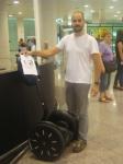 80.- Encima de un Segways.