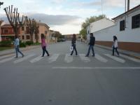 35. Imitando a los Beatles en la cubierta del álbum Abbey Road.