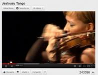 15. [VÍDEO] Dos personas con los atuendos apropiados, bailando tango de manera apropiada.