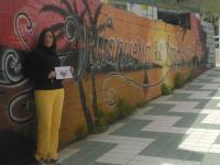 67.- Junto a un mural callejero.