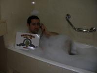 29. Cubierto/a de espuma, en la bañera, usando el mango de la ducha como si fuera un teléfono.
