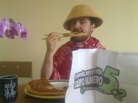 97. Comiendo pizza con palillos chinos.