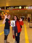 7-. Haciendo el saludo vulcaniano en un aeropuerto.