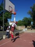 81.-Jugando un partido de baloncesto con un kilt.
