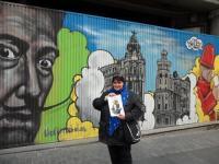 67. Junto a un mural callejero