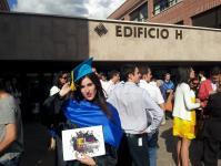 18.En la puerta de una universidad, con toga y birrete.