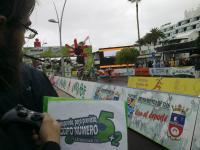 60. Sosteniendo un mando de consola, mientras observas un evento deportivo, como si estuvieras jugando tú.