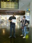 7. Haciendo el saludo Vulcaniano en un aeropuerto.