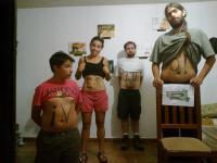 101. En un grupo de personas mostrando las letras de la palabra VERANO pintadas en su cuerpo.