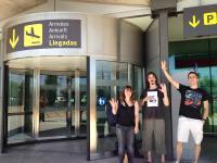 7. Haciendo el saludo vulcaniano en un aeropuerto.