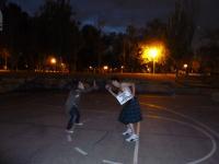 81. Jugando un partido de baloncesto con un kilt.