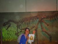 16. Junto al esqueleto de un dinosaurio.