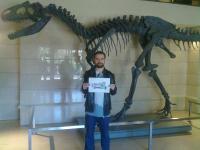 16. Junto al esqueleto de un dinosaurio.