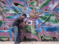 67.Junto a un mural callejero.