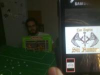 89. Con un juego Subbuteo.