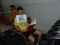 62. Leyendo un juego de rol en una máquina de pesas de gimnasio (de las de sentarse, claro).