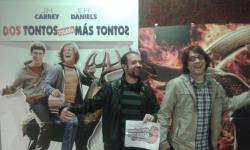 08. En un cine, junto a un póster de una película, imitando las poses de los actores que salen en él.