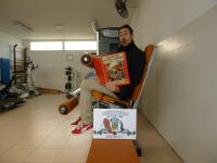 62. Leyendo un juego de rol en una máquina de pesas de gimnasio (de las de sentarse, claro).