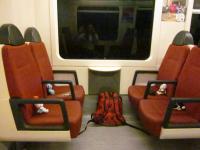 88. En un vagón de metro o tren, ocupando todos los asientos con peluches.