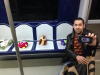 88.- En un vagón de metro o tren, ocupando todos los asientos con peluches.