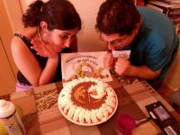 44. Con una torta/tarta/pastel de cumpleaños friki. +1 si la temática es nuestra querida web (Comunidad Umbría)