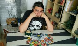 100. Con un tazo pokemon