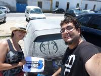 57. Con un dibujo del alyan de la web hecho en las ventanas polvorientas de algún coche aparcado en exterior.