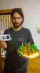 44. Con una torta/tarta/pastel de cumpleaños friki. +1 si la temática es nuestra querida web (Comunidad Umbría)