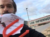 29. En el cartel de la entrada a “Los Infiernos, Murcia” caracterizado con algún detalle demoniaco. O cualquier otra población que sugiera un lugar di