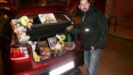 22. Vendiendo material friki (merchandising, juegos de rol, juegos de mesa, etc…) desde el maletero de un coche como si fuera mercancía ilegal.