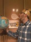 91. Con una bola del mundo en una mano, una corona en la cabeza y un cartel que diga ¡Soy el rey del mundo!